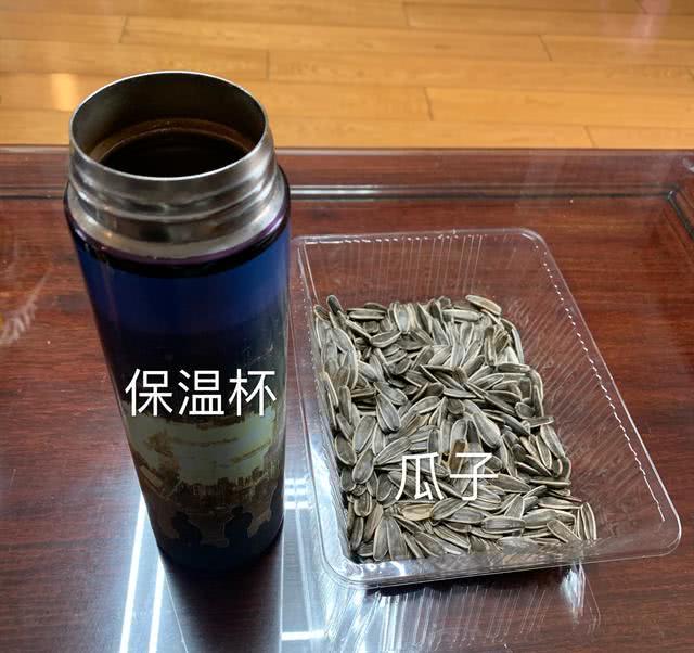 王小歪服老保温杯里泡枸杞还是逃不过晚上和平精英的真香定律