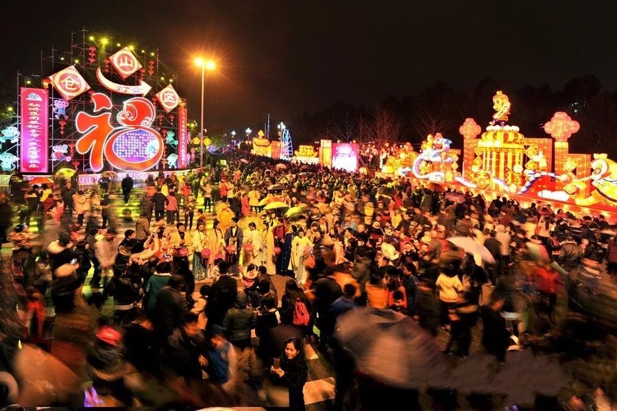 还有满街都是一闪一闪 特别傻的米老鼠头箍那些吵闹着要花灯的熊孩子