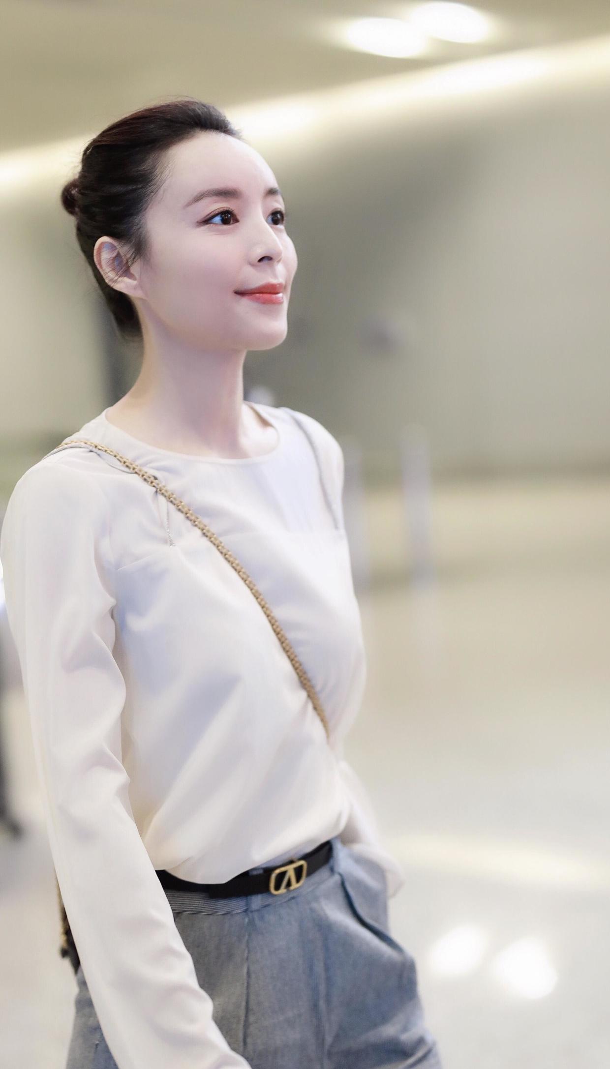 原创张静初气质太出众!长袖上衣搭配灰色短裤,简约装扮难掩女神风范