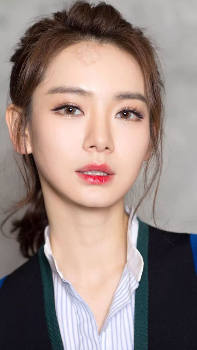 不过就算相处得再和谐融洽,作为女明星,肯定免不了"比美"的环节,有着