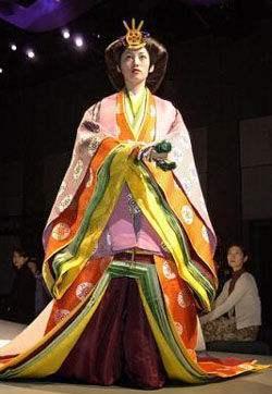 还有这身日本特色垂缨帽和日本白色狩衣:剧中多处人物造型充满了日式