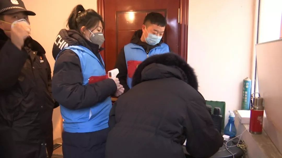 在开鲁县新城社区的玉龙公馆小区,包联单位县法院的工作人员在这里