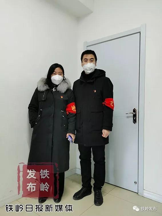 党徽,口罩,红袖标是我们最帅的情侣装备_赵景东