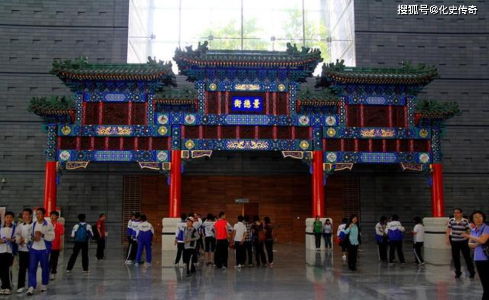 北京景德街牌楼拆除前夕,梁思成感到遗憾悲伤