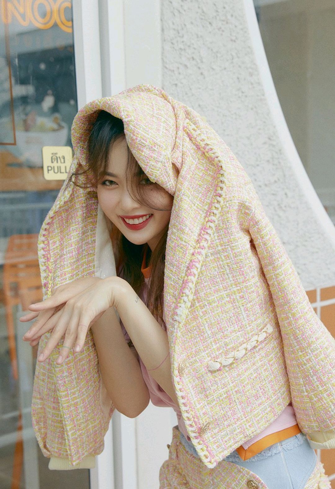 金泫雅的早春穿搭指南身穿卡其色外套配印花连衣裙时尚又清纯