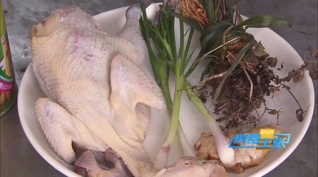 用中草药炖煮土鸡!宁远养生鸡营养滋补又美味,赶紧来学学吧
