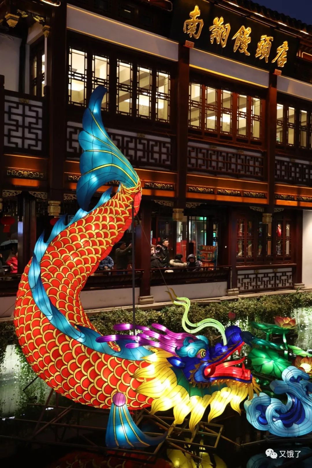 南翔馒头店前的鲤龙九曲桥的左手边展示了长三角地区的著名景点元素