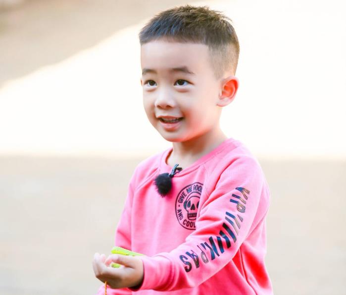 有种开挂式成长叫小小春6岁尽显王子范穿西装成酷炫男神