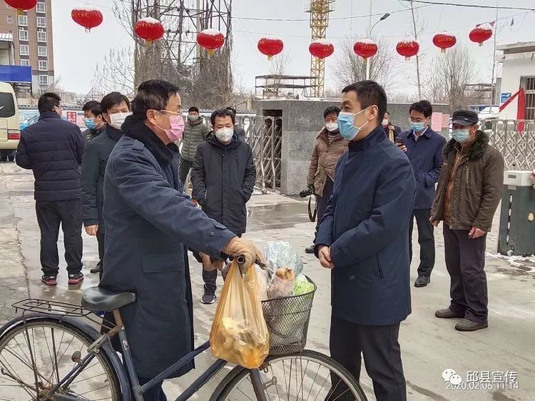 邱县县委书记,县长踏雪查防"疫"!