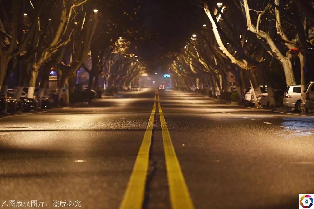 深夜的城市谁在值守?摄影师凌晨探访:隔离病区是最亮的地方