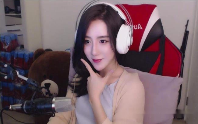 呆妹儿为增添人气,"辣眼睛"cos取悦观众,网友:超管来了