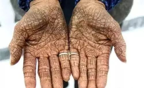 建成后,一位参与建设的农民工把刚拿到手的工资全部都捐了.