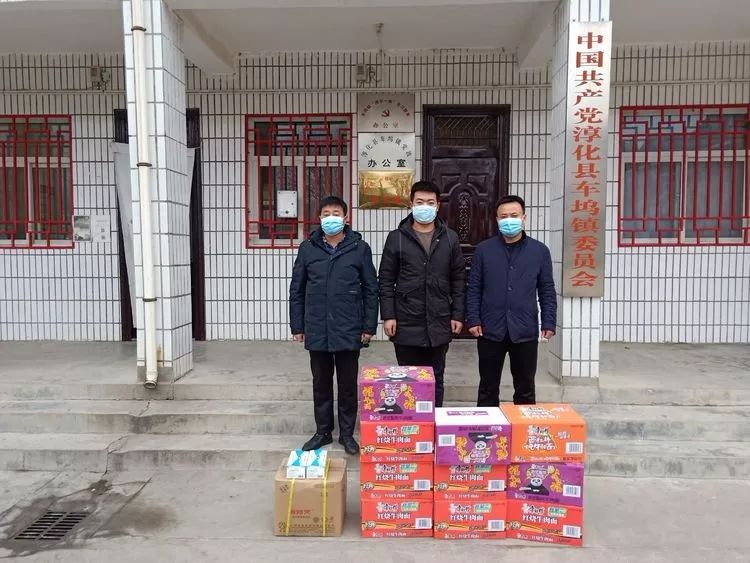 还有更多的爱心企业和爱心人士也纷纷捐款捐物,温氏集团捐赠2包口罩