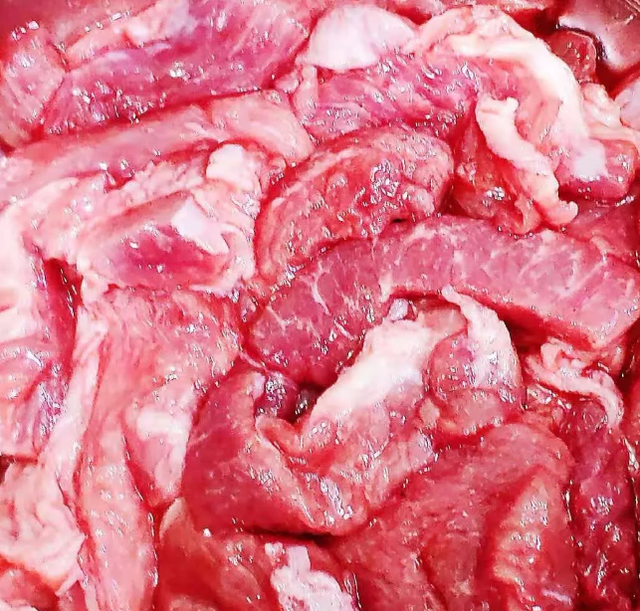 香气扑鼻,咸甜鲜嫩的冰糖叉烧肉就做好了,喜欢的话,自己可以动手试试