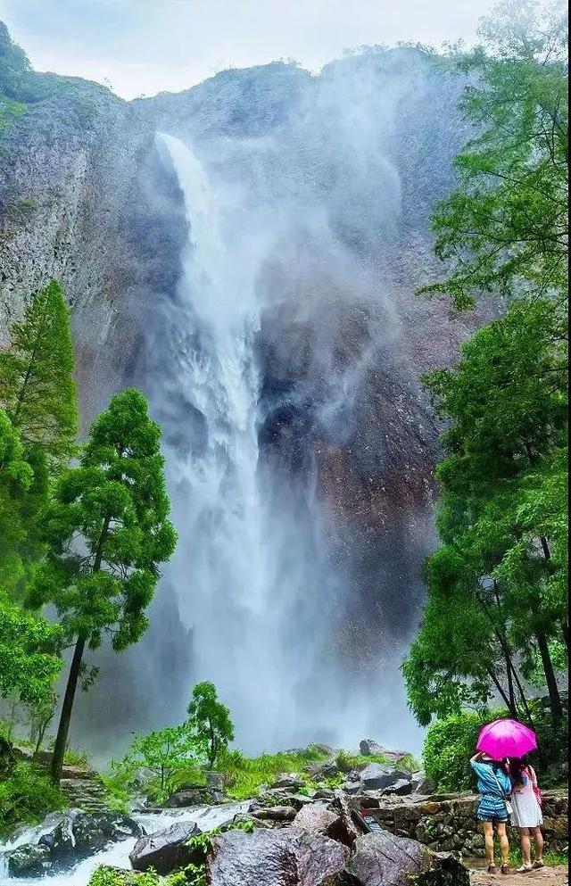 远观瀑布犹如飞龙入水,大龙湫落差大,最负盛名的就是贯休所说的大龙湫