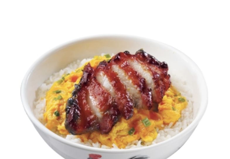 除了厚厚的火腿和炒蛋还有午餐肉,芝士,酸青瓜,番茄和生菜.