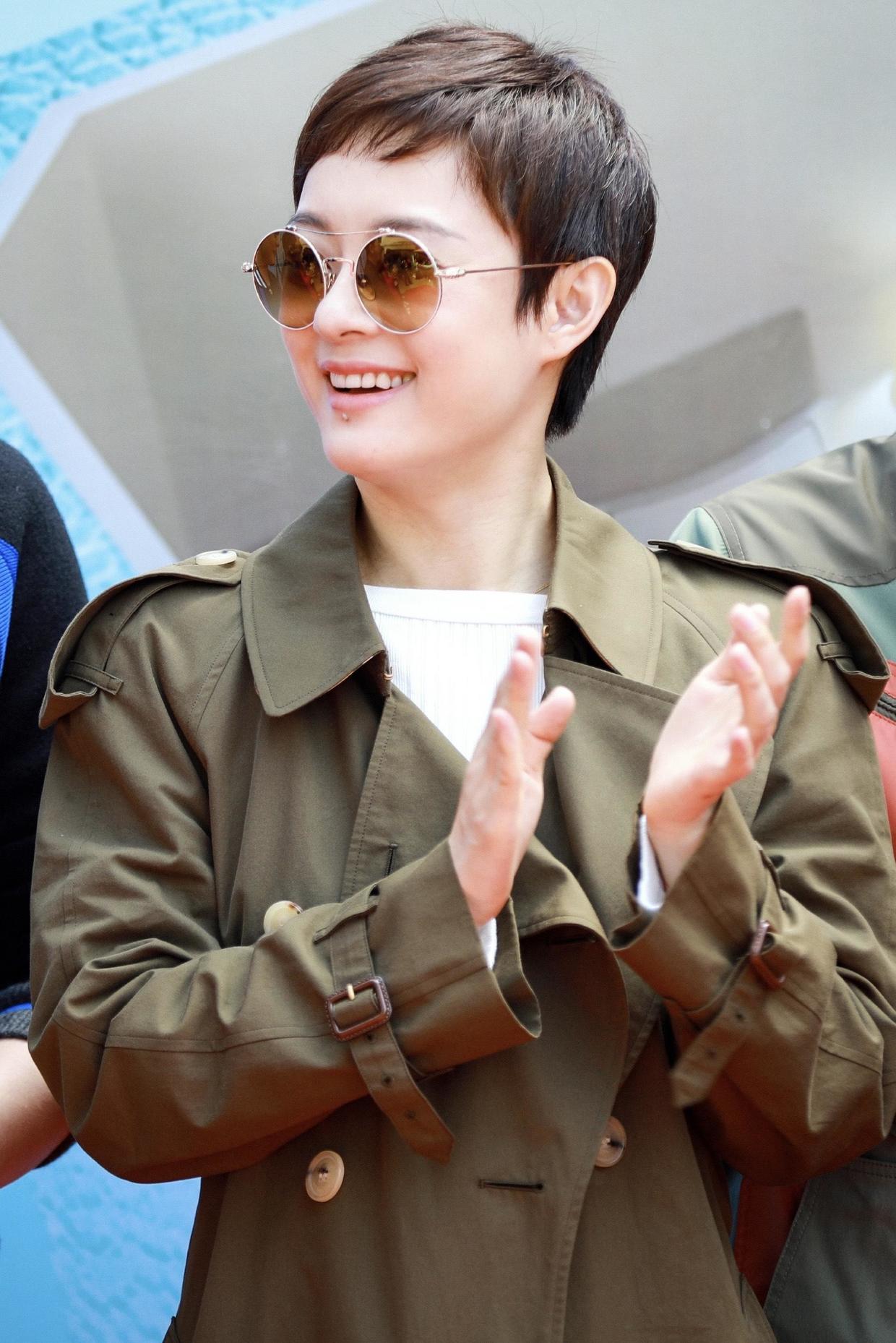 37岁孙俪依然少女感十足,穿军绿色风衣搭配白t恤,嫩得像高校生_女性