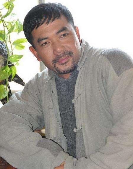 而另一位名为陈继铭的演员,大家肯定都看过他演的戏!