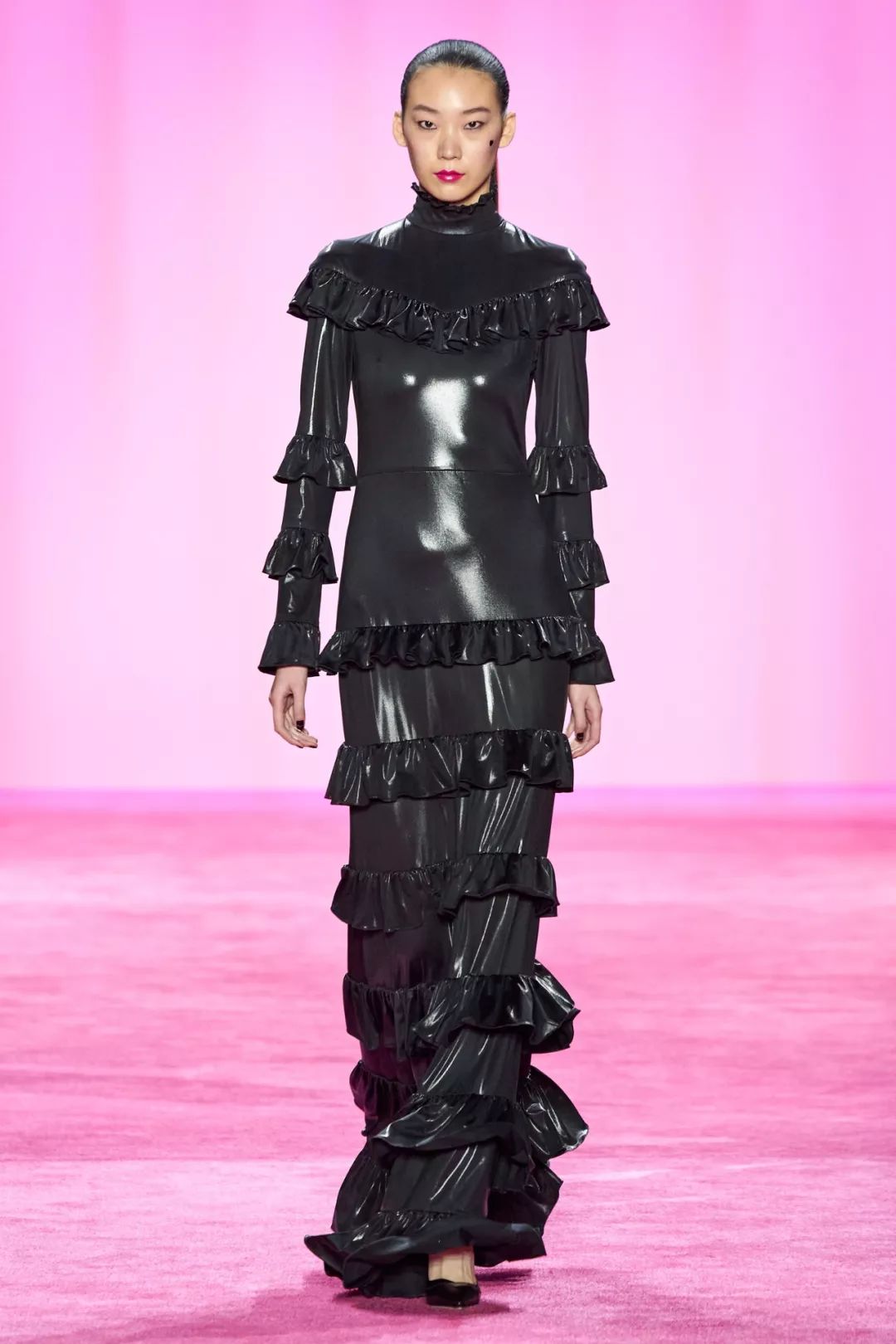 有一种叛逆朋克的感觉它的深色调色板皮革项圈和大量的光泽christian