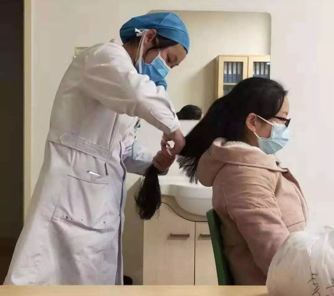 长,严重不透气,脱下防护服后全身都湿透了感染病区护士李芬连续工作8