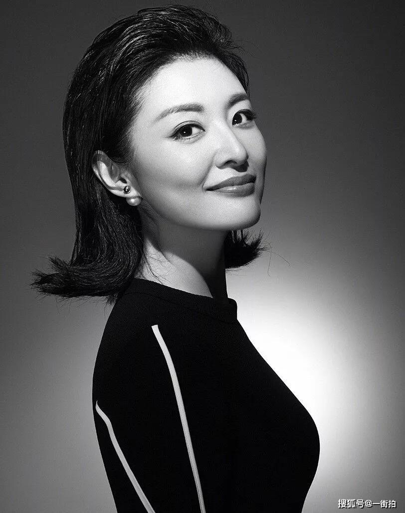 原创52岁周涛终于登台一身白色套装优雅高贵网友不愧是央视一姐