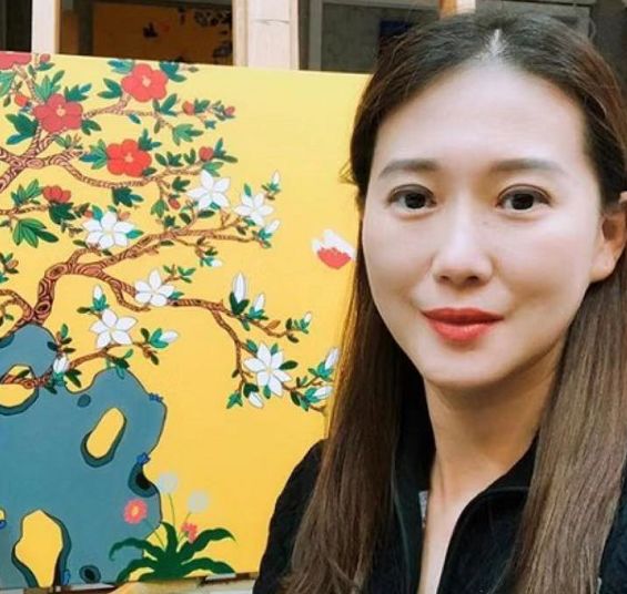 女星儿子发烧40度,喂孩子吃药后坚持搭乘飞机回家_米凯莉