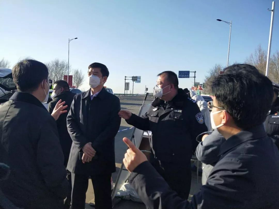 市交管支队支队长任杰深入荣乌高速公路康巴什收费站检查指导疫情防控