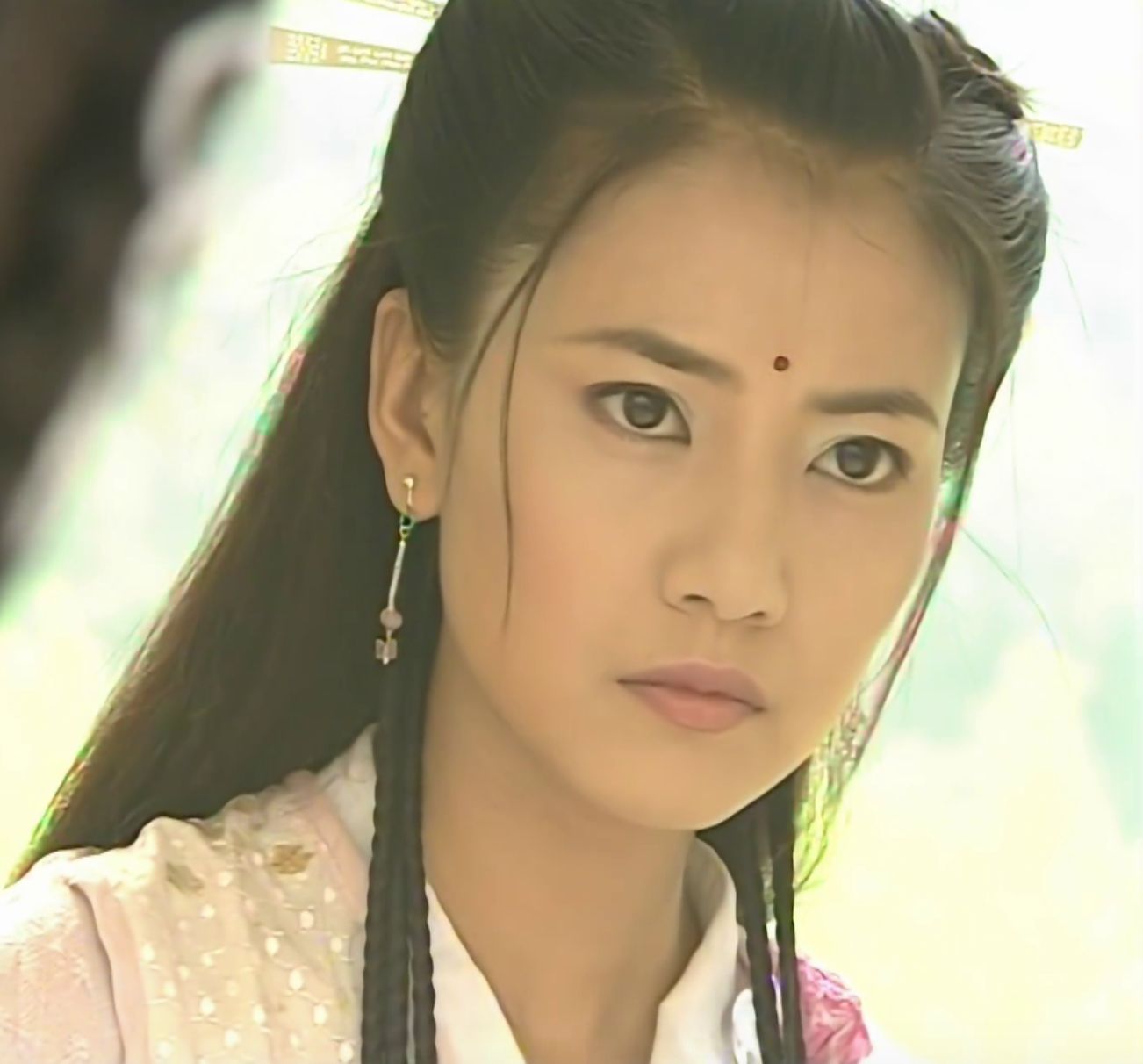 48岁黎姿晒照,美貌不输当年,靠金庸剧成经典美人,揭纱瞬间惊艳_赵敏