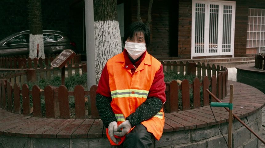 昙华林,路边休息的环卫工人昙华林,疫情防控人员在咨询点坐守青山红