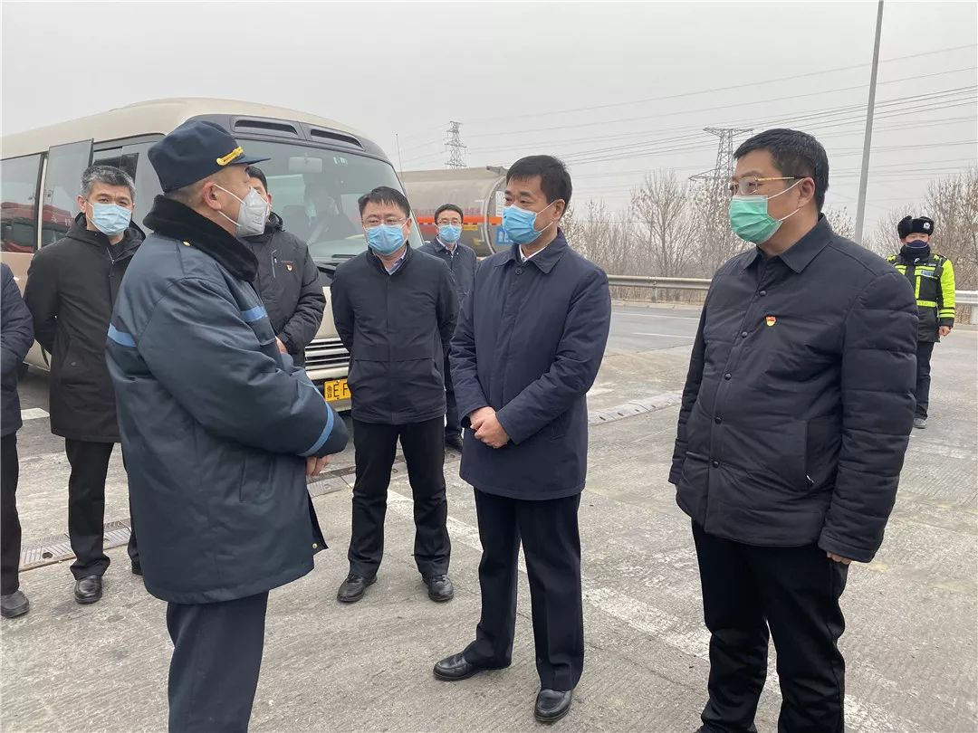 广饶与博兴交界处交通防控监测点,梁润生分别与正在执勤的工作人员