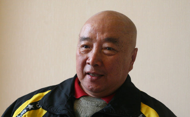 他担任多部影片武打指导凭借少林寺迅速走红今77岁