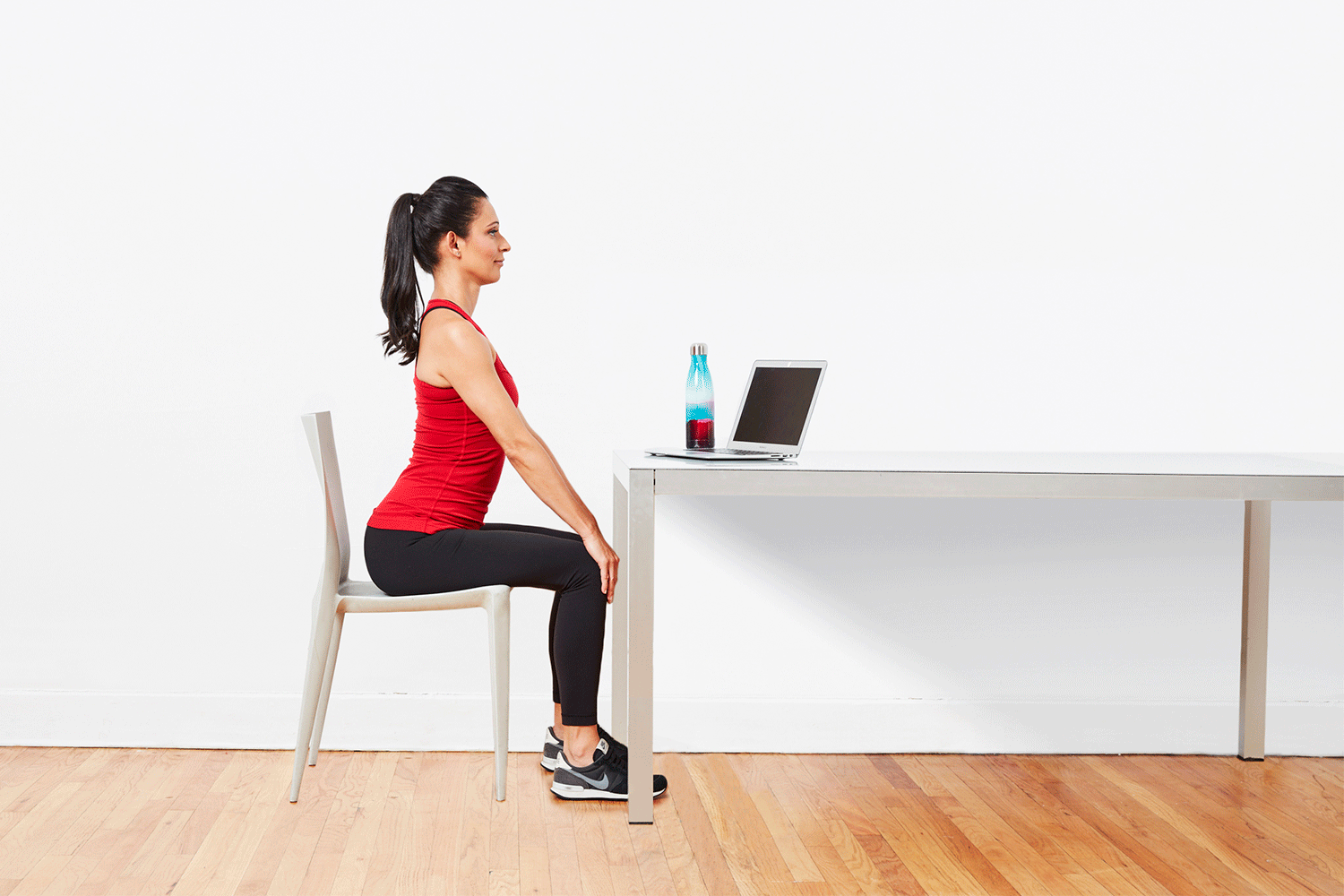 可以在办公桌上进行的7个瑜伽动作,提高性能的伸展运动