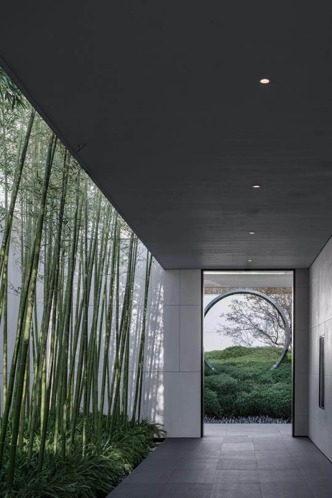 幕墙,局部开放式空间和建筑引入的景观灰空间带给行人独特的游走体验