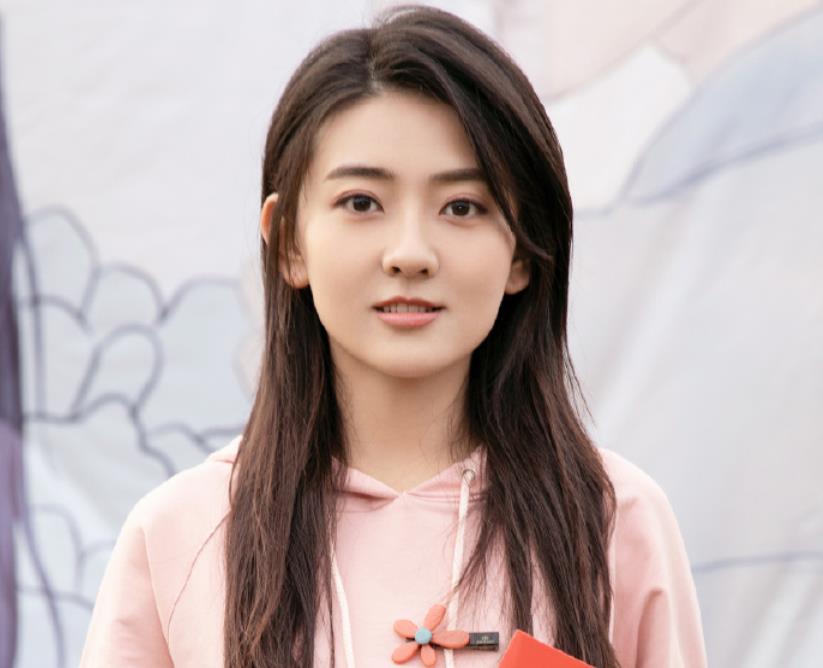 梁洁开启霸屏模式新剧造型绝美惊艳男主是校园男神胡一天