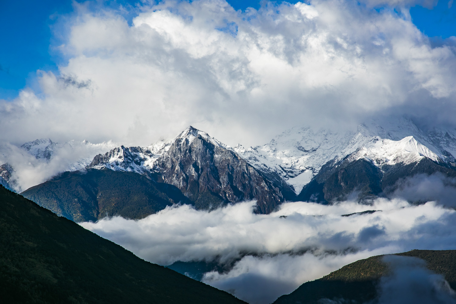 云南最美最壮观的雪山,雪岭雪峰绵延150公里,藏民心中的圣山