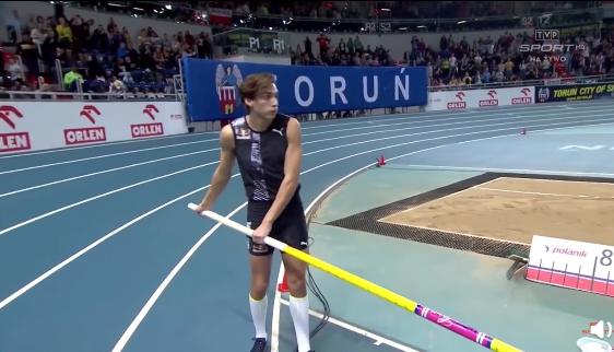 16米的高度,将"撑杆跳之王"布勃卡在1993年创造的6.