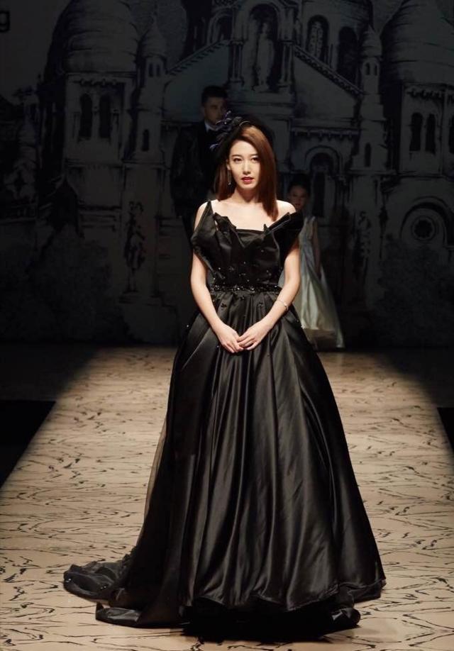 高露终于火了!一身黄色西装配长丝巾高级大气,气质不输高圆圆