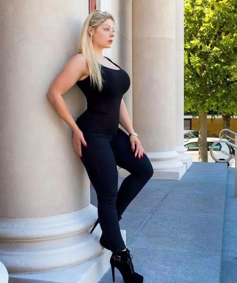 丹麦健身女王怀孕坚持撸铁网友在国内婆婆肯定是不允许