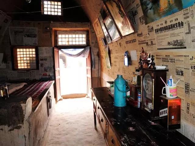 陇东农村仍然还很贫穷,屋内放电视机的桌椅还是当年老人的父母土改时