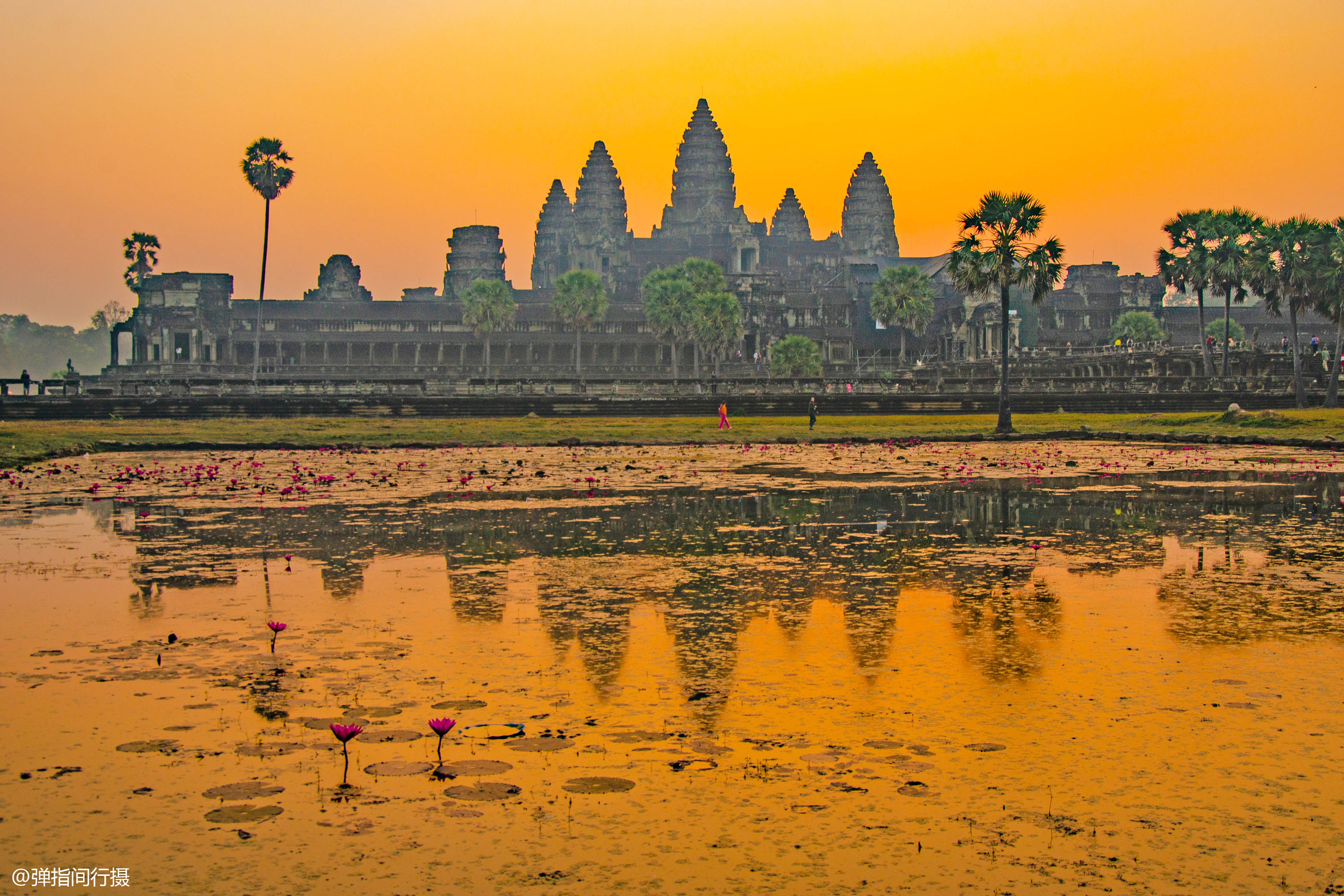 柬埔寨吴哥窟最美日出:当橙黄晨光笼罩古老遗迹,美得难以言表