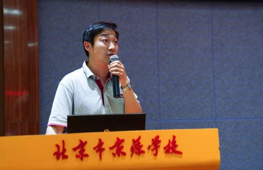 奋战疫线致敬辛勤付出忠于职守的高三班主任一