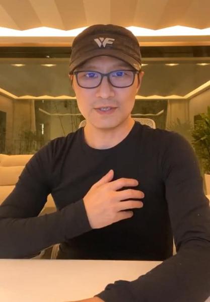 汪峰美国录视频为抗疫情打气背景装修豪华评论区被逼捐