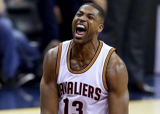 火箭如果能把汤普森弄过来护框,这个阵容就太完美,火箭现在就缺一个护