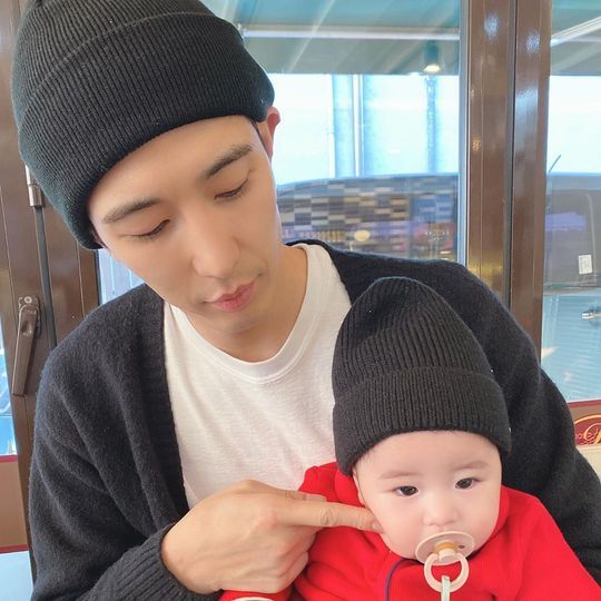 张申英是春香小姐出身前夫破产二婚嫁小演员每月只给老公零花钱