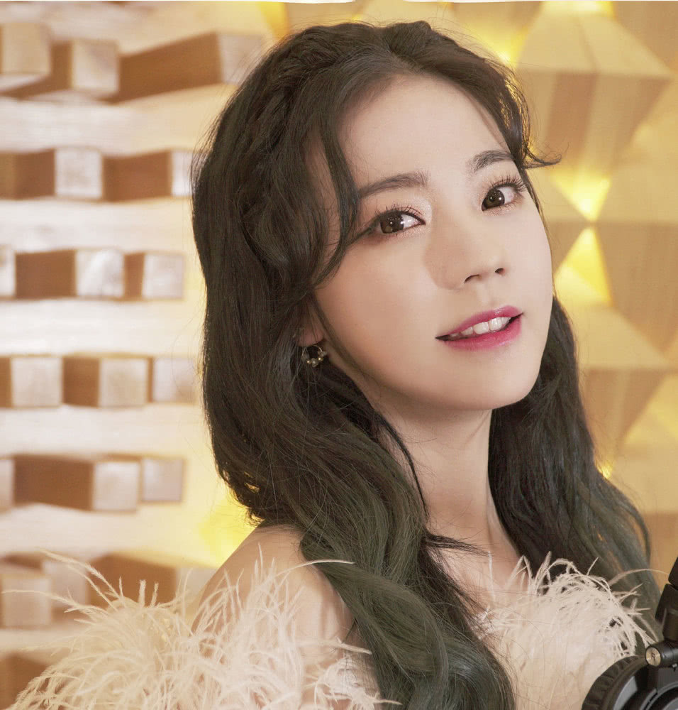 紫宁录歌也太美了,一袭羽毛亮片裙配长发,小露香肩女人味十足