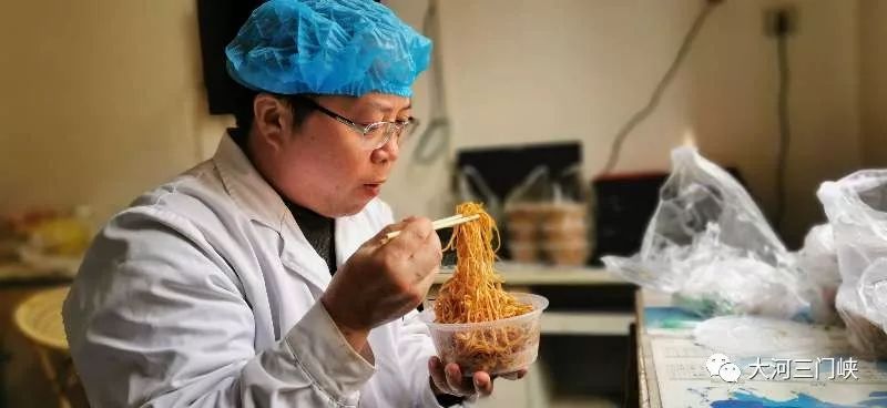 常洗手消毒,义马这位医生伸出双手让人心酸