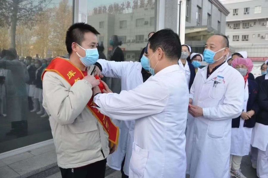 战疫路上闪耀的青春力量巴州卫校学生志愿者奋斗在抗击疫情的最前线