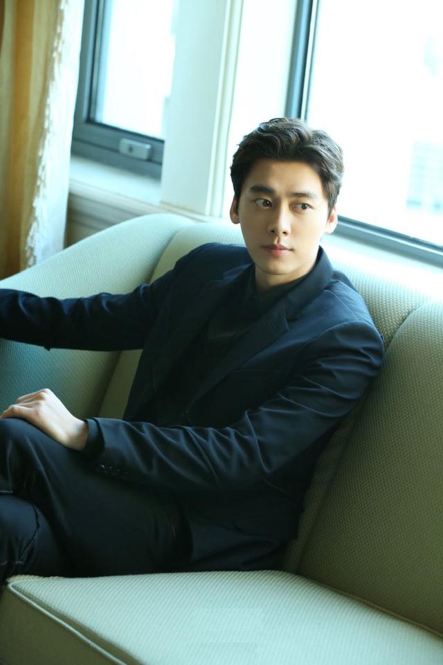 李易峰穿上黑西装后更帅了,给我们一种意气风发的感觉,好酷哦