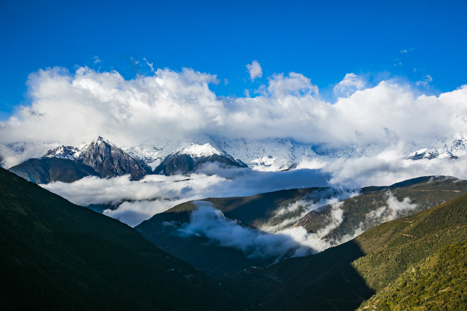 云南最美最壮观的雪山,雪岭雪峰绵延150公里,藏民心中的圣山