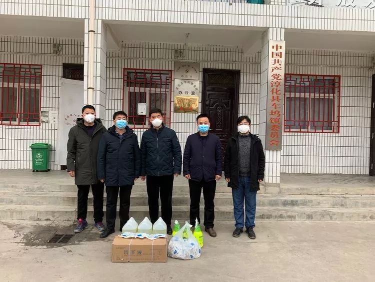 还有更多的爱心企业和爱心人士也纷纷捐款捐物,温氏集团捐赠2包口罩